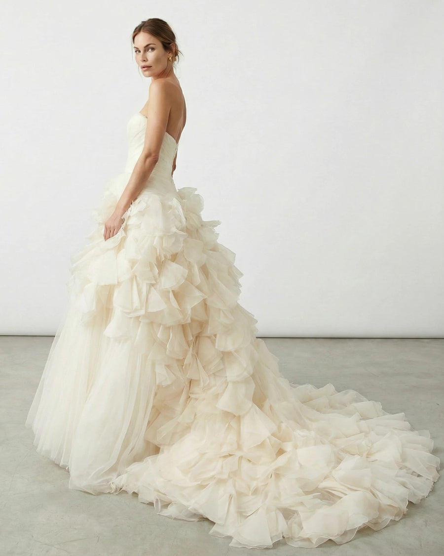 Vera Wang Silk Organza Strapless Ruffled Wedding Gown RERACKED Vera Wang Silk Organza Strapless Ruffled Wedding Gown RERACKED