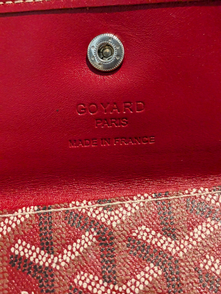 Red Goyardine coated canvas exterior

Natural leather trim and handles

Interior features one main compartment and a zipped pocket

Goyard signature clasp closure